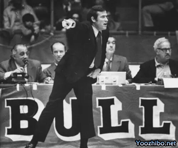 1970-71赛季,迪克-莫塔如何引领芝加哥<a href=/lanqiude/bulls/ target=_blank class=infotextkey>公牛</a>队逆袭,揽获最佳教练殊荣