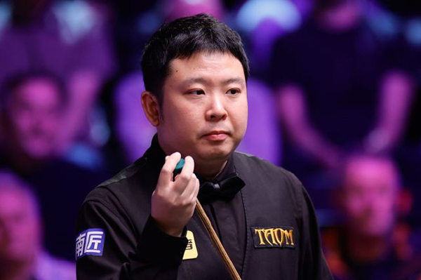 北京时间12月2日凌晨,2025斯诺克英锦赛正赛首轮继续在英国约克进行。一场焦点对决中,中国选手张安达在3-5落后的绝境下连救两个赛点,最终以6-5逆转15号种子加里·威尔逊,惊险闯入16强;1/8决赛他将与同胞赵心童上演“中国德比”。 比赛进程:五度平分,决胜局才见生死 开局互探:威尔逊打出单杆58分先声夺人,张安达随即回敬单杆87分、73分,以2-1反超。 中场胶着:第四局威尔逊多次上手扳平比分;休息归来他又凭借单杆52分、65分、91分,一度5-3拿到赛点。 绝境反击:背水一战的张安达先以83-35挽救一个赛点,第10局再轰单杆77分,5-5把比赛拖入决胜局。 决胜时刻:第11局两人均谨慎防守,威尔逊长台失准留下破绽,张安达上手打出单杆56分,最终以65-15锁定胜局,完成6-5绝杀。 数据盘点 张安达:全场3杆50+(87、73、77),1杆制胜,防守成功率78%。 加里·威尔逊:4杆50+(58、52、65、91),进攻火力略占优,但关键局失误致命。 赛后声音 张安达坦言:“3-5落后时我没想太多,只想把每一杆防守做好。最后能赢下来有些运气,但也证明坚持是有回报的。”谈到下轮与赵心童的“内战”,他希望“两人都能发挥出最好水平,为观众奉献精彩比赛”。 下一轮对阵 张安达 vs 赵心童(16进8,时间待定)。随着这场胜利,本届英锦赛已有斯佳辉、吴宜泽、庞俊旭、<a href=/tiyude/dingjunhui/ target=_blank class=infotextkey>丁俊晖</a>、赵心童、张安达共6名中国选手跻身16强,刷新历史最佳战绩。