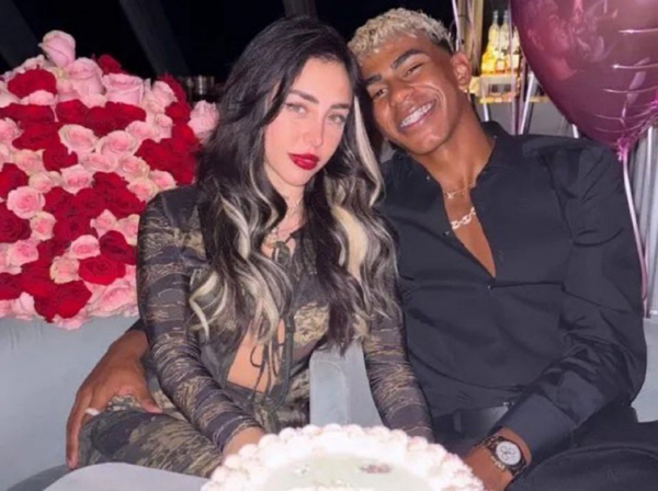 亚马尔前女友刚分手，就被拍到与顶流博主派对同框